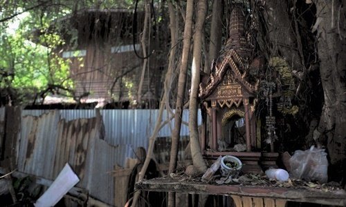 Ngôi miếu thờ nhỏ bên ngoài ngôi nhà được cho là bị ma ám ở Thonburi, Thái Lan. Ảnh: SCMP.